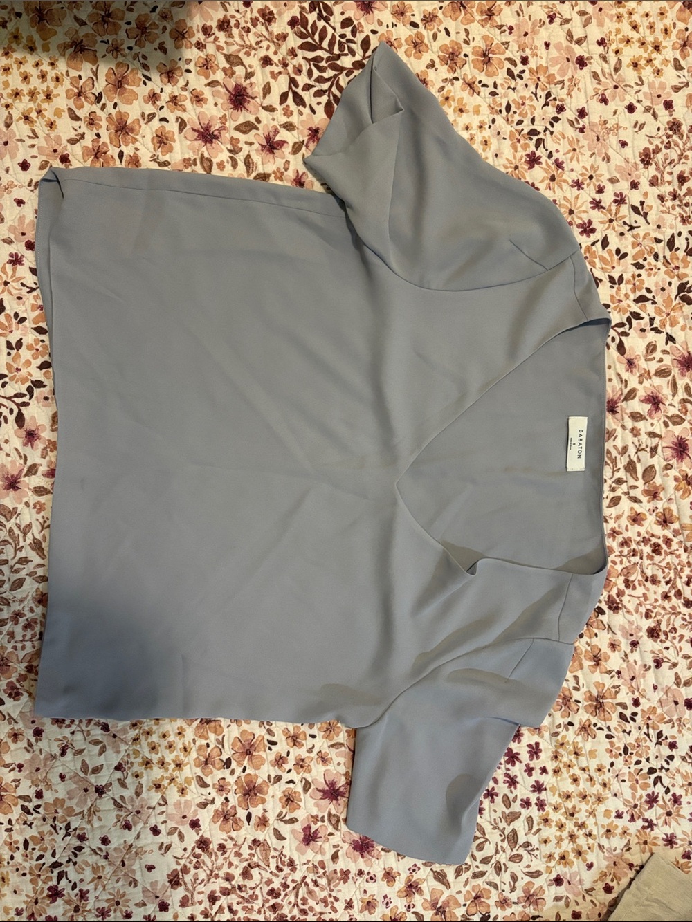 Babaton Light Gray V-Neck Short Sleeve Blouse